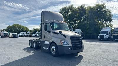 Freightliner Cascadia Day Cab Truck - Detroit, Automatic