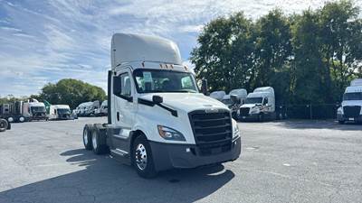 Freightliner Cascadia Day Cab Truck - Detroit, Automatic
