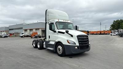 Freightliner Cascadia Day Cab Truck - Detroit, Automatic
