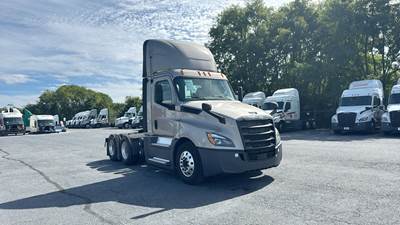 Freightliner Cascadia Day Cab Truck - Detroit, Automatic