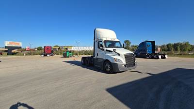 Freightliner Cascadia Day Cab Truck - Detroit, Automatic