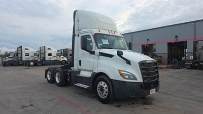 Freightliner Cascadia 126 Day Cab Truck - Detroit, Automatic
