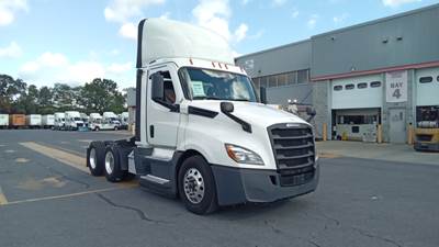 Freightliner Cascadia Day Cab Truck - Detroit, Automatic
