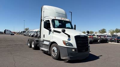 Freightliner Cascadia Day Cab Truck - Detroit, Automatic