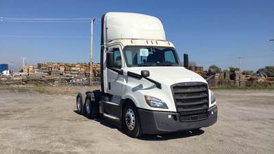 Freightliner Cascadia Day Cab Truck - Detroit, Automatic