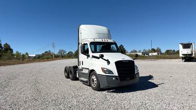 Freightliner Cascadia Day Cab Truck - Detroit, Automatic