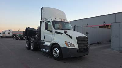 Freightliner Cascadia Day Cab Truck - Detroit, Automatic