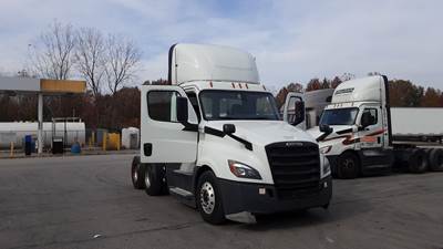 Freightliner Cascadia Day Cab Truck - Detroit, Automatic