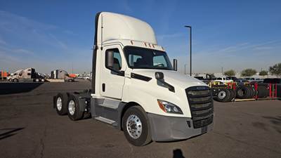 Freightliner Cascadia Day Cab Truck - Detroit, Automatic