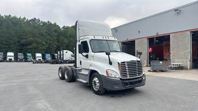 Freightliner Cascadia Day Cab Truck - Detroit, Automatic