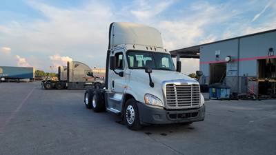 Freightliner Cascadia Day Cab Truck - Detroit, Automatic