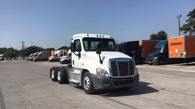 Freightliner Cascadia Day Cab Truck - Detroit, Automatic