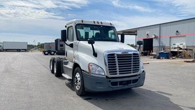 Freightliner Cascadia Day Cab Truck - Detroit, Automatic