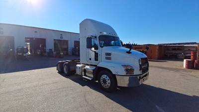 Mack Anthem Day Cab Truck - Mack MP7, Automatic