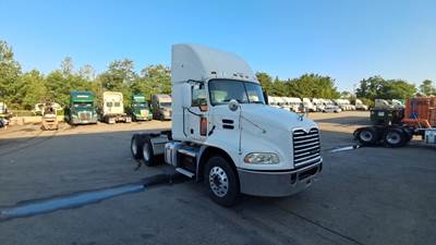 Mack CXU (PINNACLE) Day Cab Truck - Mack MP7, Automatic