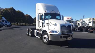 Mack CXU (PINNACLE) Day Cab Truck - MP7 GHG 17, Automatic