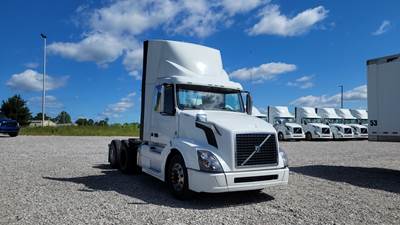 Volvo VNL300 Day Cab Truck - Volvo D-13, Automatic