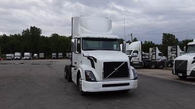 Volvo VNL300 Day Cab Truck - Volvo D-13, Automatic