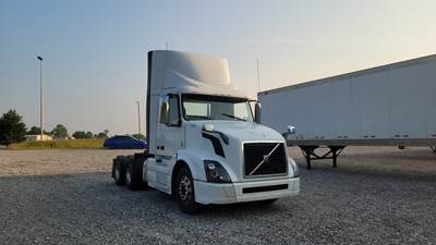 Volvo VNL300 Day Cab Truck - Volvo D-13, Automatic