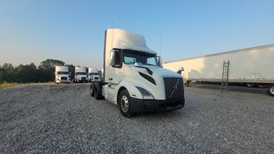 Volvo VNL300 Day Cab Truck - Volvo D-13, Automatic