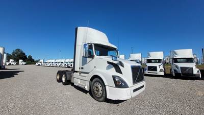 Volvo VNL300 Day Cab Truck - Volvo D-13, Automatic