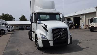 Volvo VNL300 Day Cab Truck - Volvo D-13, Automatic