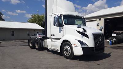 Volvo VNL300 Day Cab Truck - Volvo D-13, Automatic