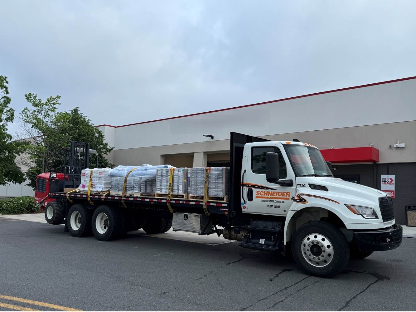 2025 International flatbed truck