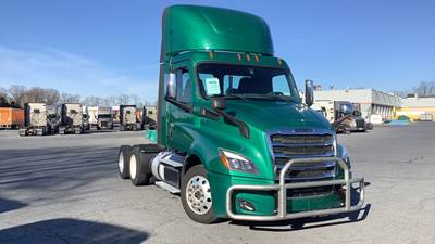 Freightliner Cascadia Day Cab Truck - Detroit, Automatic