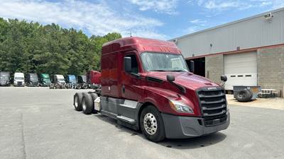 Freightliner Cascadia - 72" Extra-Tall Sleeper, Detroit, Automatic, TriPac APU