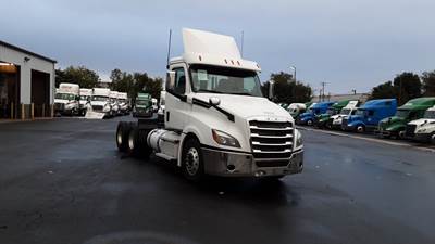 Freightliner Cascadia Day Cab Truck - Cummins X15, Automatic