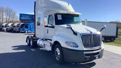 International LT - 73" Hi Rise Sleeper, International A26, Automatic