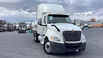 International LT - 73" Hi Rise Sleeper, International A26, Automatic