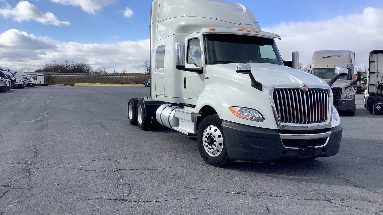 2020 International sleeper semi-truck