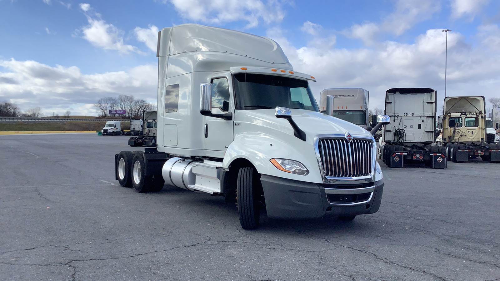 2020 International sleeper semi-truck