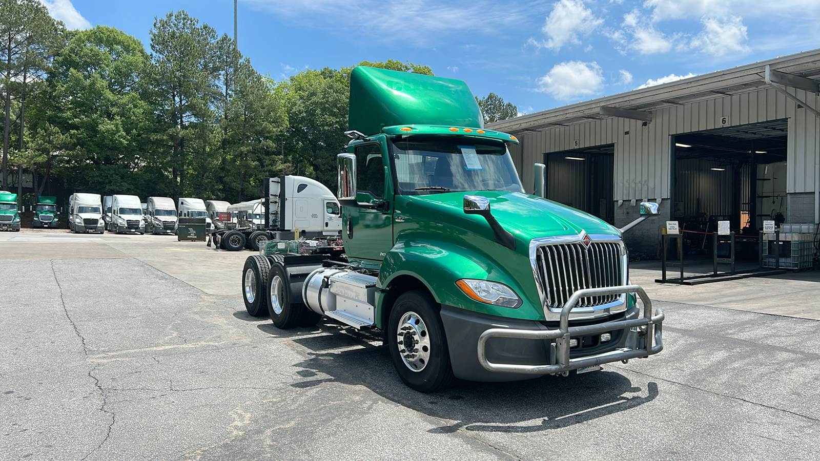 2020 International day cab semi-truck