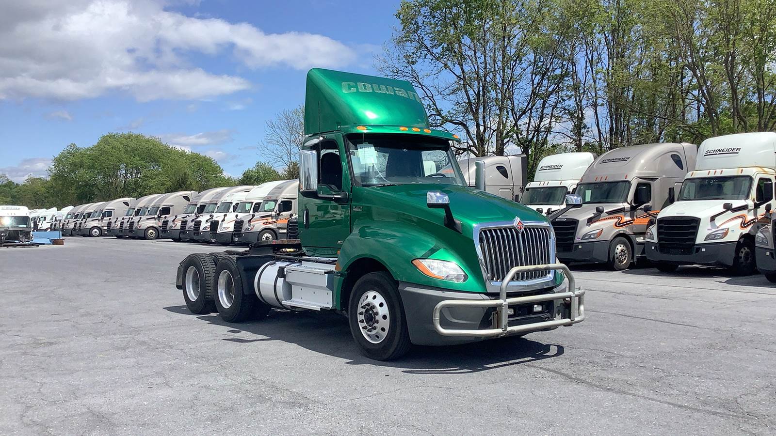 2020 International day cab semi-truck
