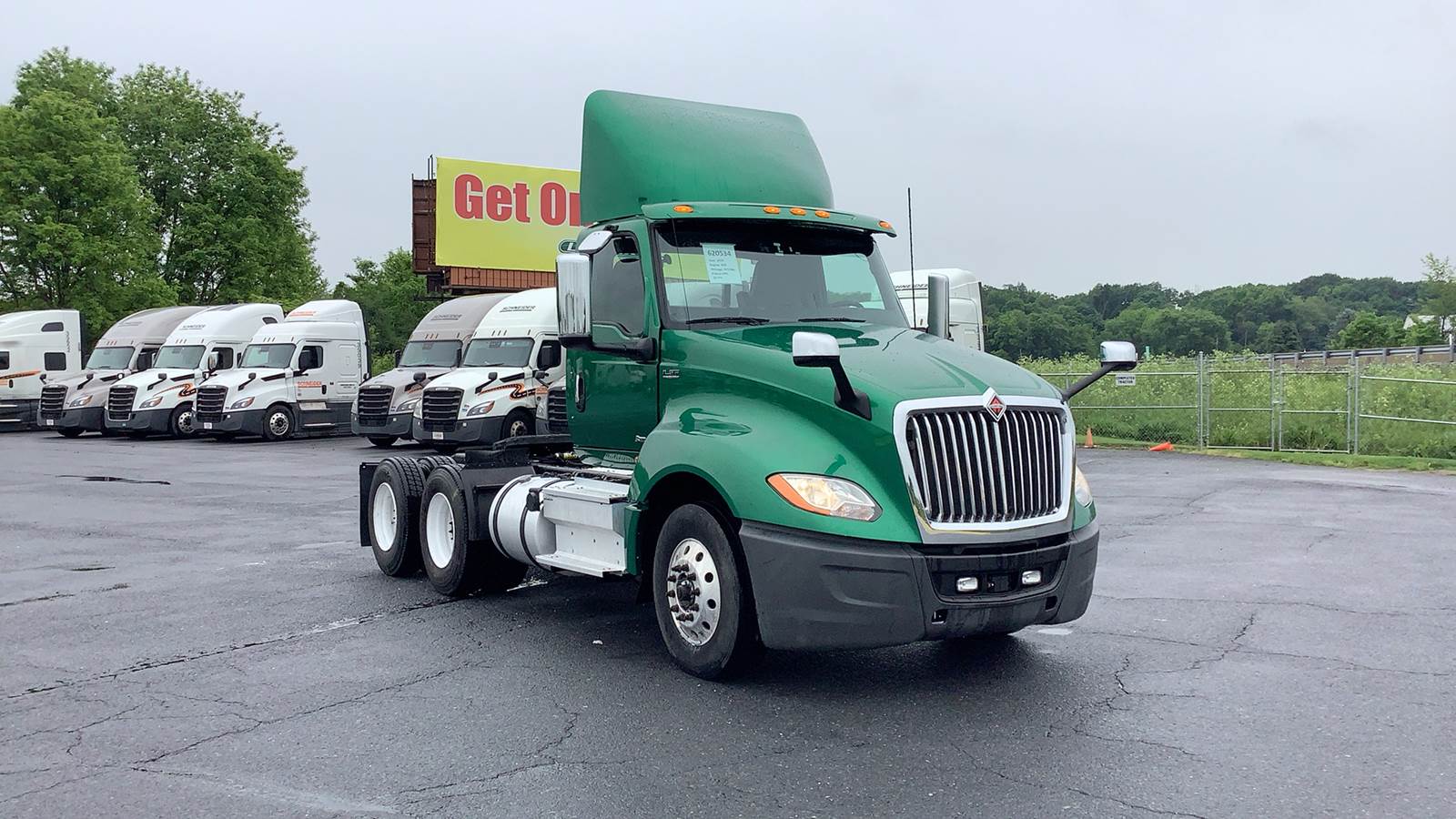 2020 International day cab semi-truck