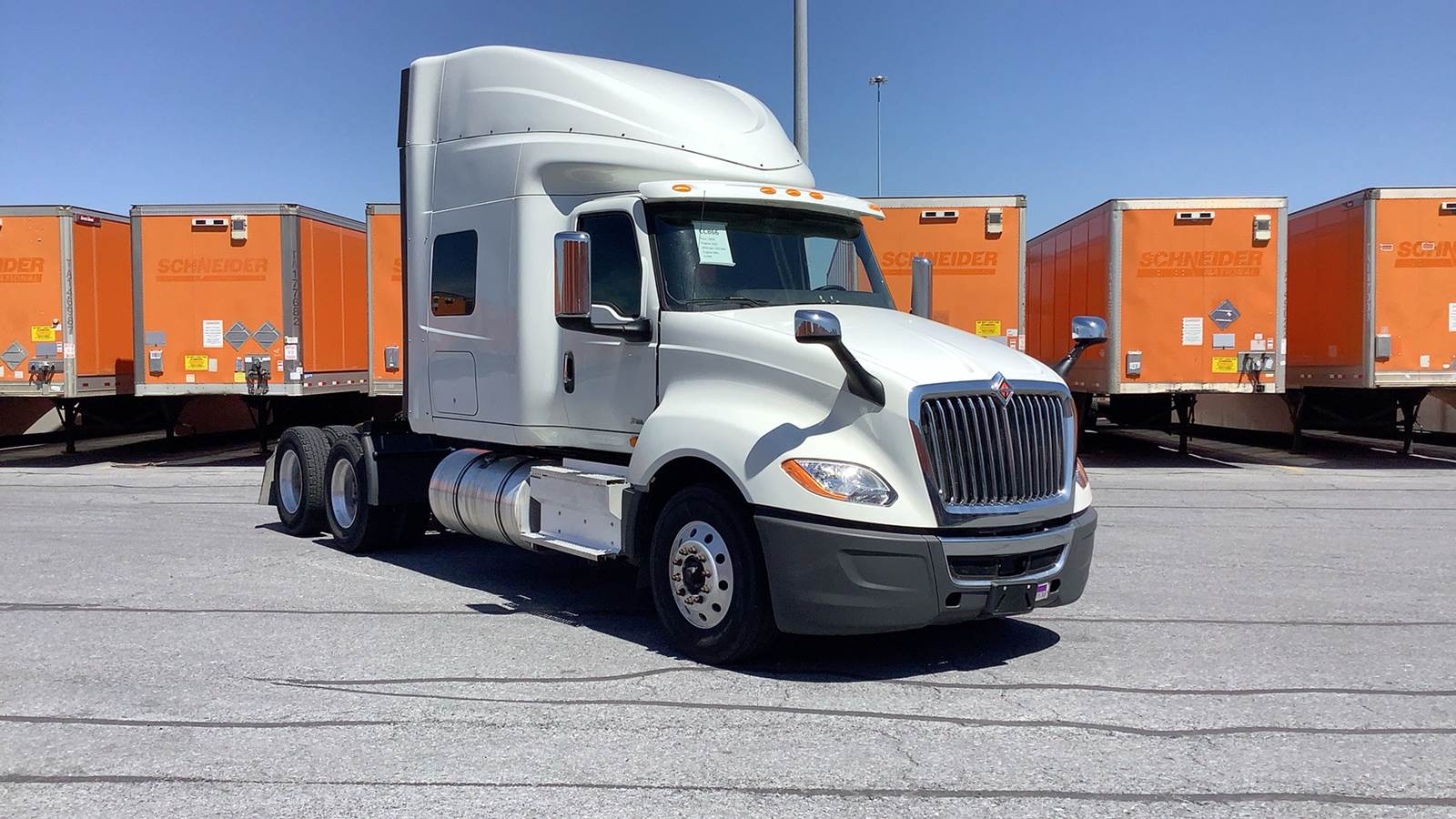 2020 International sleeper semi-truck