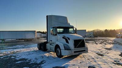 Volvo VNL300 Day Cab Truck - Volvo D-13, Automatic