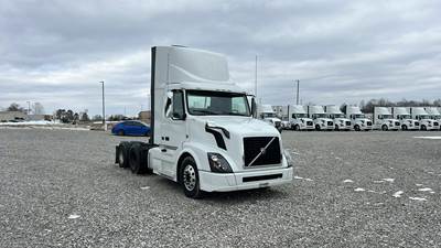 Volvo VNL300 Day Cab Truck - Volvo D-13, Automatic