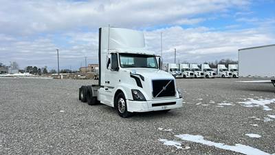 Volvo VNL300 Day Cab Truck - Volvo D-13, Automatic