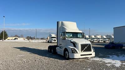 Volvo VNL300 Day Cab Truck - Volvo D-13, Automatic