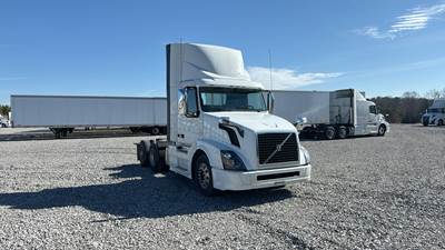 Volvo VNL300 Day Cab Truck - Volvo D-13, Automatic