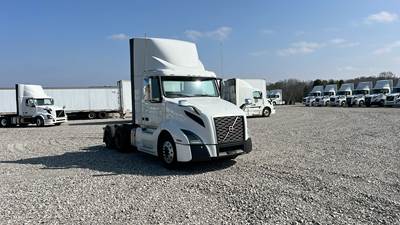 Volvo VNL300 Day Cab Truck - Volvo D-13, Automatic