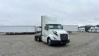 Volvo VNL300 Day Cab Truck - Volvo D-13, Automatic