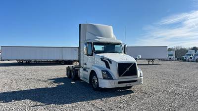 Volvo VNL300 Day Cab Truck - Volvo D-13, Automatic