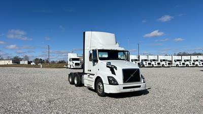 Volvo VNL300 Day Cab Truck - Volvo D-13, Automatic