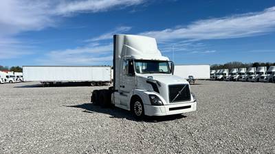 Volvo VNL300 Day Cab Truck - Volvo D-13, Automatic
