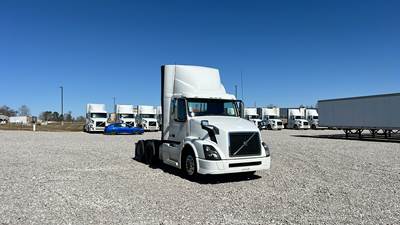 Volvo VNL300 Day Cab Truck - Volvo D-13, Automatic
